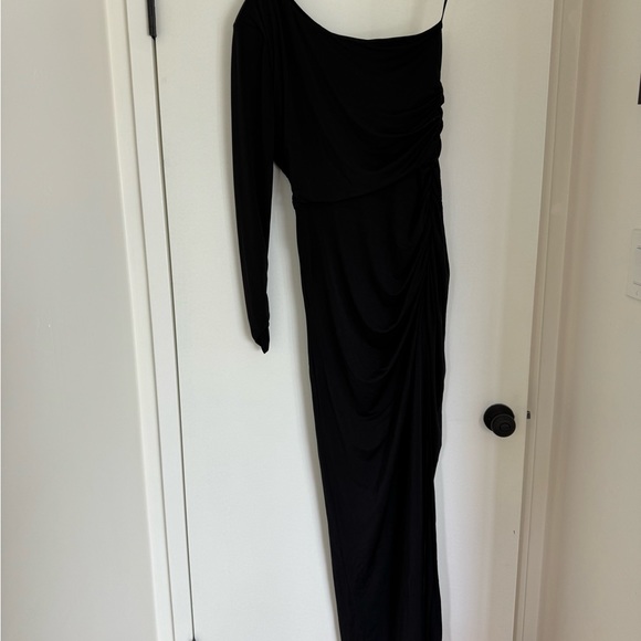 NWT REVOLVE Gilly Maxi Dress in Black
Michael Costello. Size Large - Picture 2 of 4